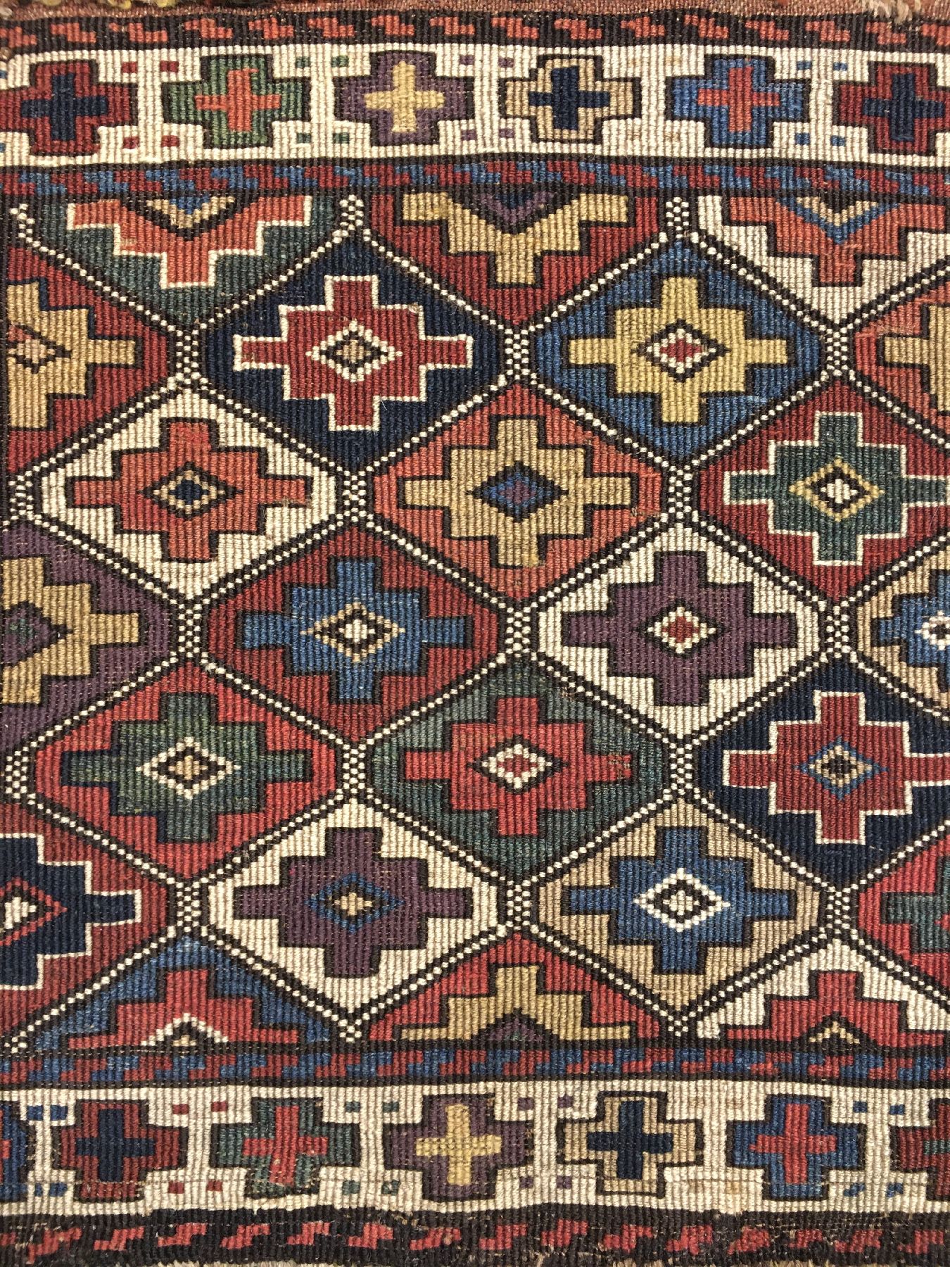 Detail g: Seltene Schahsavan "Reverse-Sumakh" Taschenfront antik, Nordwestpersien Moghan-Gebiet, 19.Jhd., Wolle gewebt auf Wolle. Farbenfrohe ...