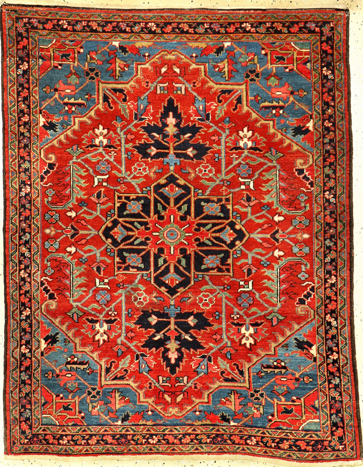 Heriz alt, Nordwestpersien, um 1920, Wolle geknüpft auf Baumwolle. Seltener Heriz im Zaronim Format mit guten Naturfarben. Dekorativ, ca. 140 x 110 ...