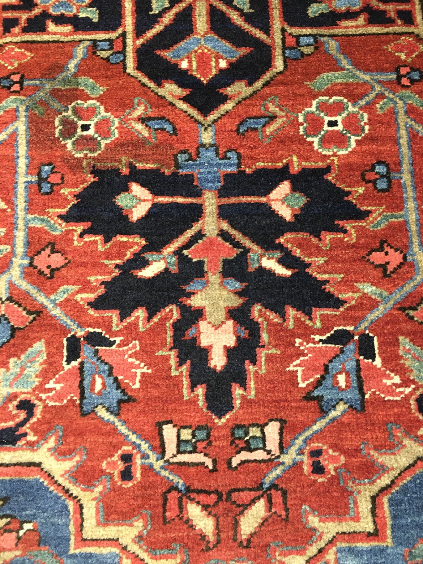Detail e: Heriz alt, Nordwestpersien, um 1920, Wolle geknüpft auf Baumwolle. Seltener Heriz im Zaronim Format mit guten Naturfarben. Dekorativ, ca. 140 x 110 ...