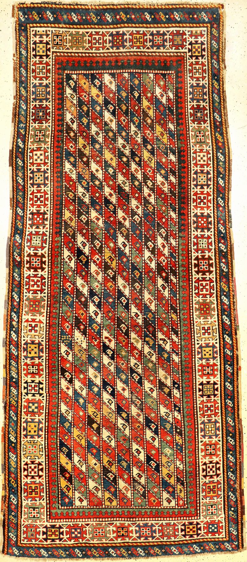 Seltener Gendje antik, Zentralkaukasus, 19.Jhd., Wolle geknüpft auf Wolle. Farbenfroher Kasak aus dem Gendje-Gebiet im breiten Long-Rug Format. ...