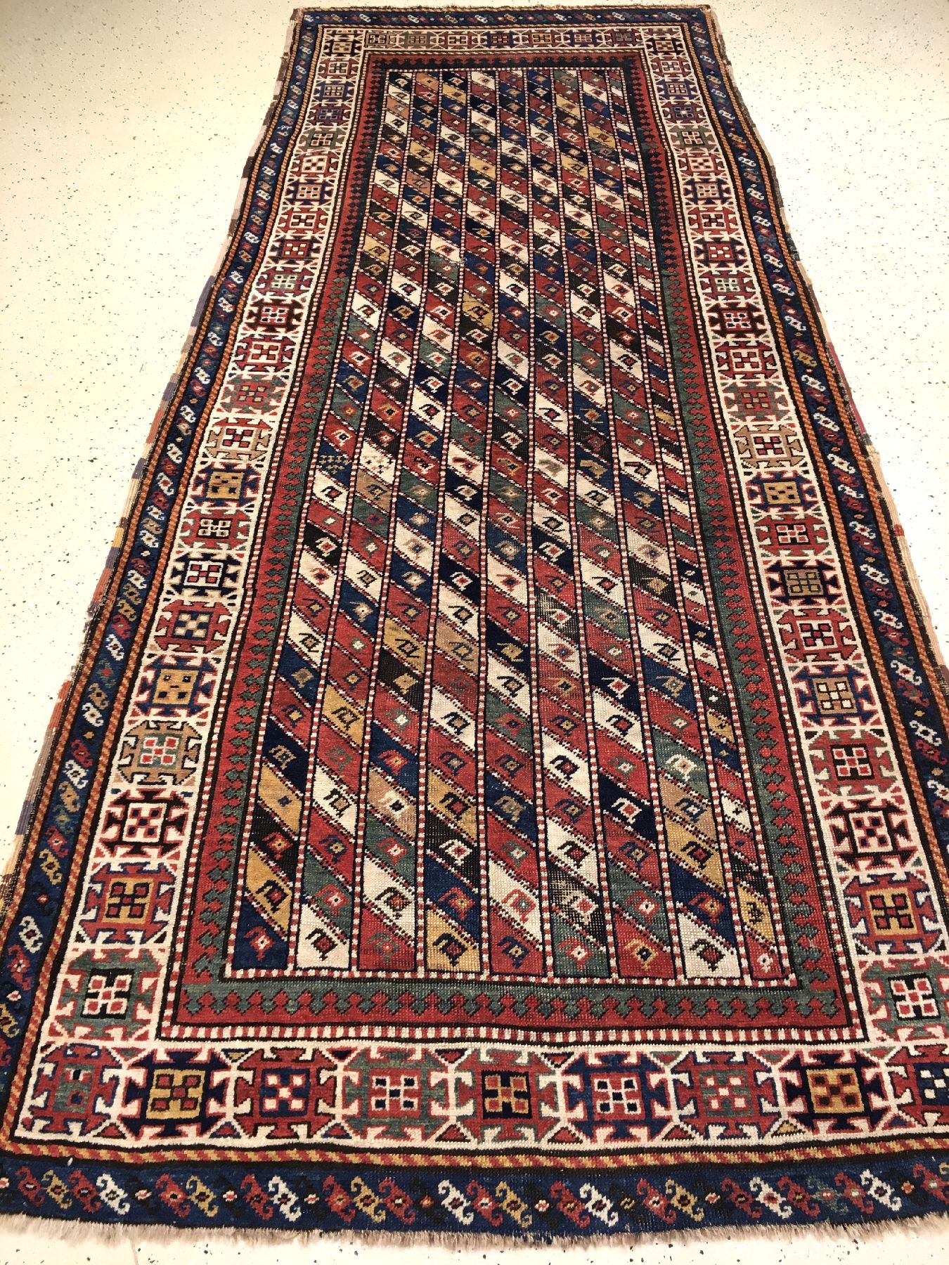 Detail a: Seltener Gendje antik, Zentralkaukasus, 19.Jhd., Wolle geknüpft auf Wolle. Farbenfroher Kasak aus dem Gendje-Gebiet im breiten Long-Rug Format. ...