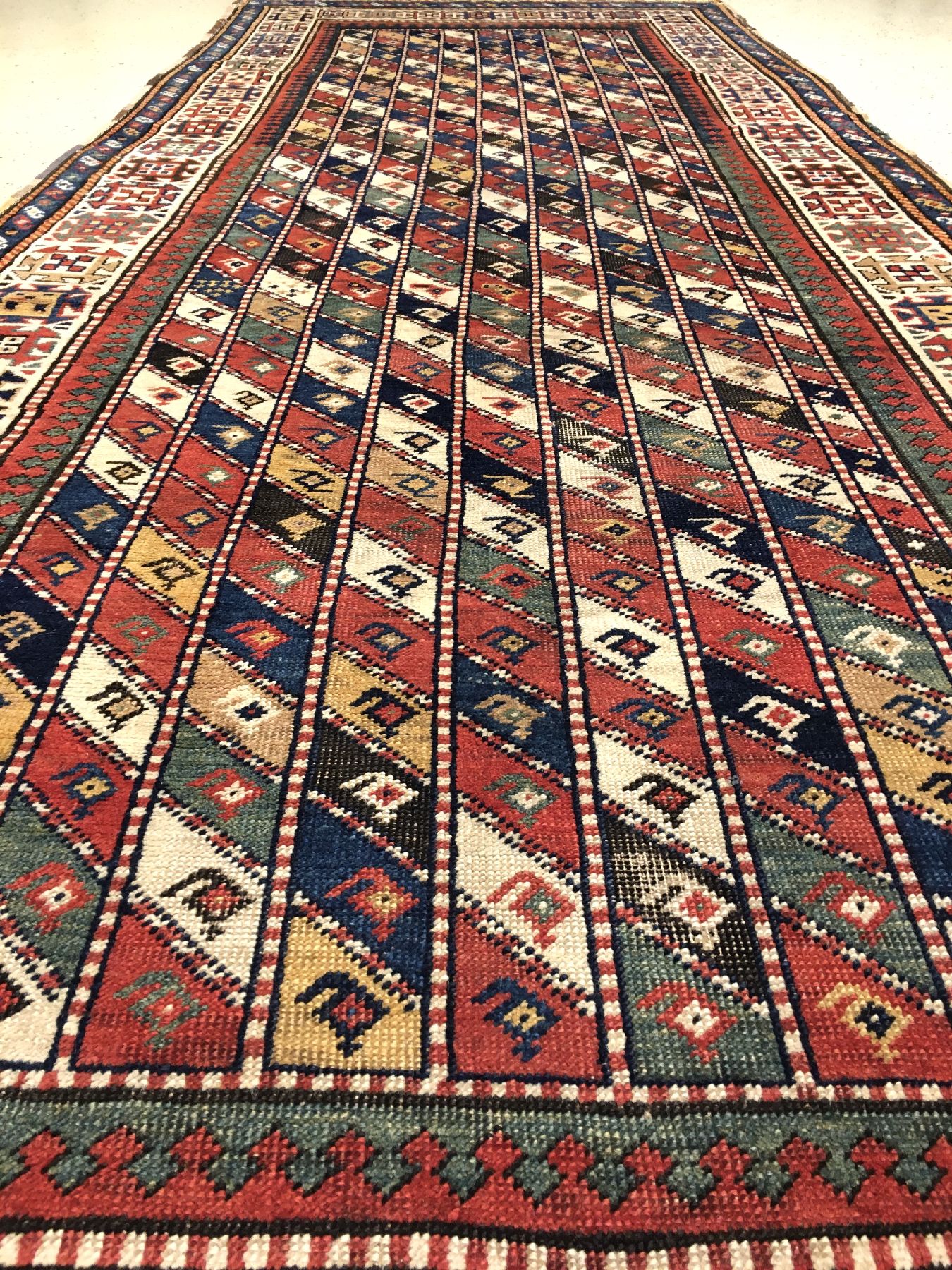 Detail b: Seltener Gendje antik, Zentralkaukasus, 19.Jhd., Wolle geknüpft auf Wolle. Farbenfroher Kasak aus dem Gendje-Gebiet im breiten Long-Rug Format. ...