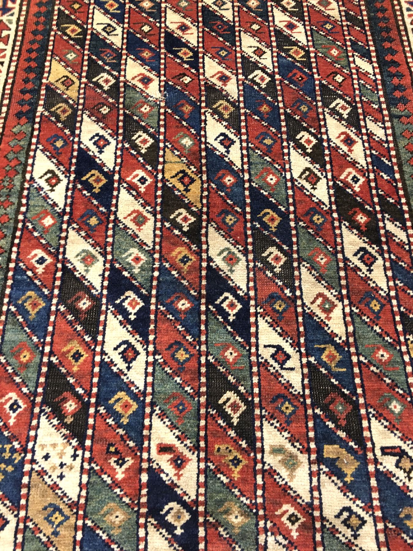 Detail c: Seltener Gendje antik, Zentralkaukasus, 19.Jhd., Wolle geknüpft auf Wolle. Farbenfroher Kasak aus dem Gendje-Gebiet im breiten Long-Rug Format. ...