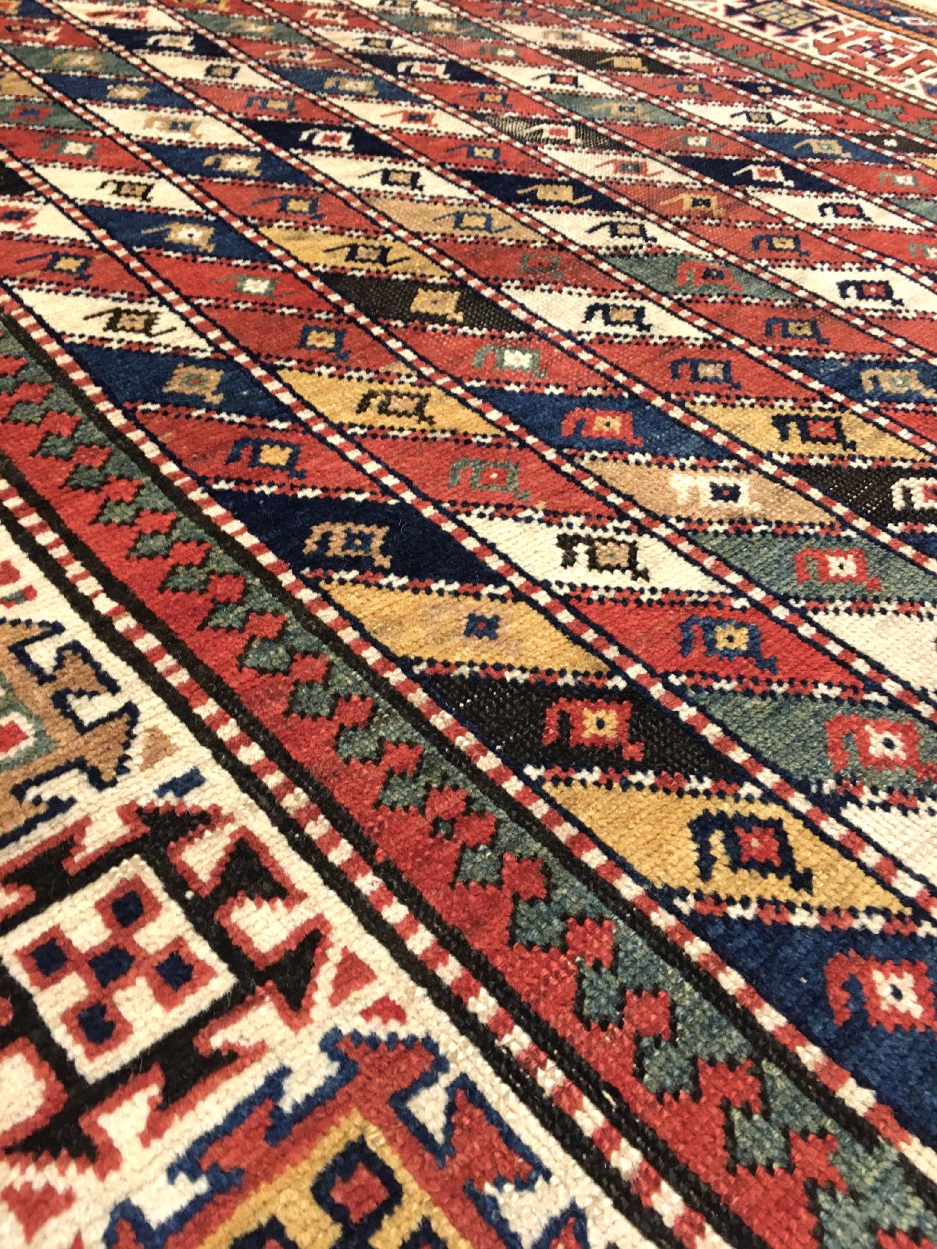 Detail d: Seltener Gendje antik, Zentralkaukasus, 19.Jhd., Wolle geknüpft auf Wolle. Farbenfroher Kasak aus dem Gendje-Gebiet im breiten Long-Rug Format. ...