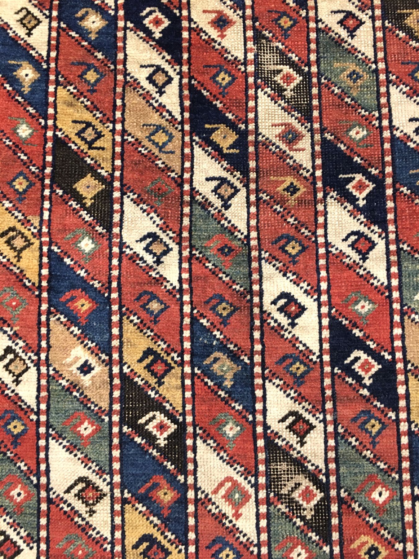 Detail e: Seltener Gendje antik, Zentralkaukasus, 19.Jhd., Wolle geknüpft auf Wolle. Farbenfroher Kasak aus dem Gendje-Gebiet im breiten Long-Rug Format. ...