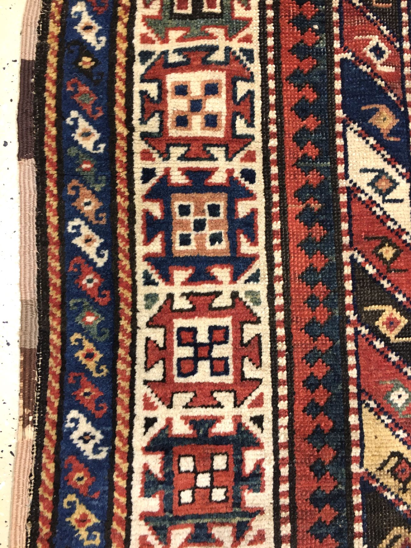 Detail f: Seltener Gendje antik, Zentralkaukasus, 19.Jhd., Wolle geknüpft auf Wolle. Farbenfroher Kasak aus dem Gendje-Gebiet im breiten Long-Rug Format. ...