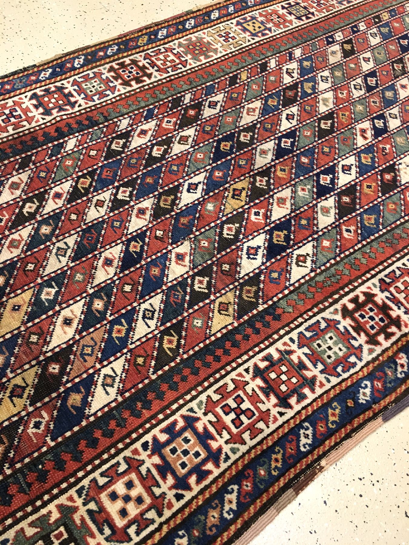 Detail g: Seltener Gendje antik, Zentralkaukasus, 19.Jhd., Wolle geknüpft auf Wolle. Farbenfroher Kasak aus dem Gendje-Gebiet im breiten Long-Rug Format. ...