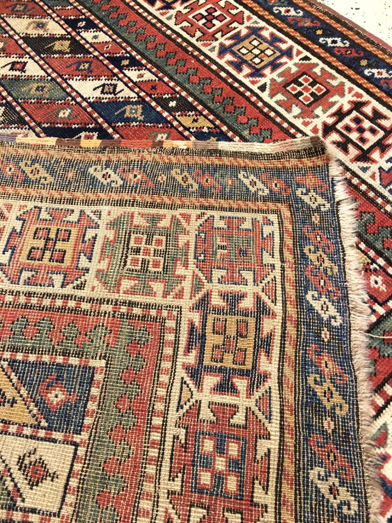Detail h: Seltener Gendje antik, Zentralkaukasus, 19.Jhd., Wolle geknüpft auf Wolle. Farbenfroher Kasak aus dem Gendje-Gebiet im breiten Long-Rug Format. ...