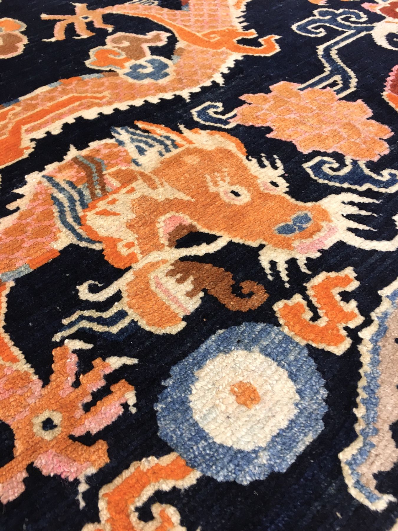 Detail b: Schigatse "Khaden" alt (Drachen & Phönyx), Südtibet, um 1920, Wolle geknüpft auf Wolle. Dekorativer Zeremonialteppich der Tibeter mit ...
