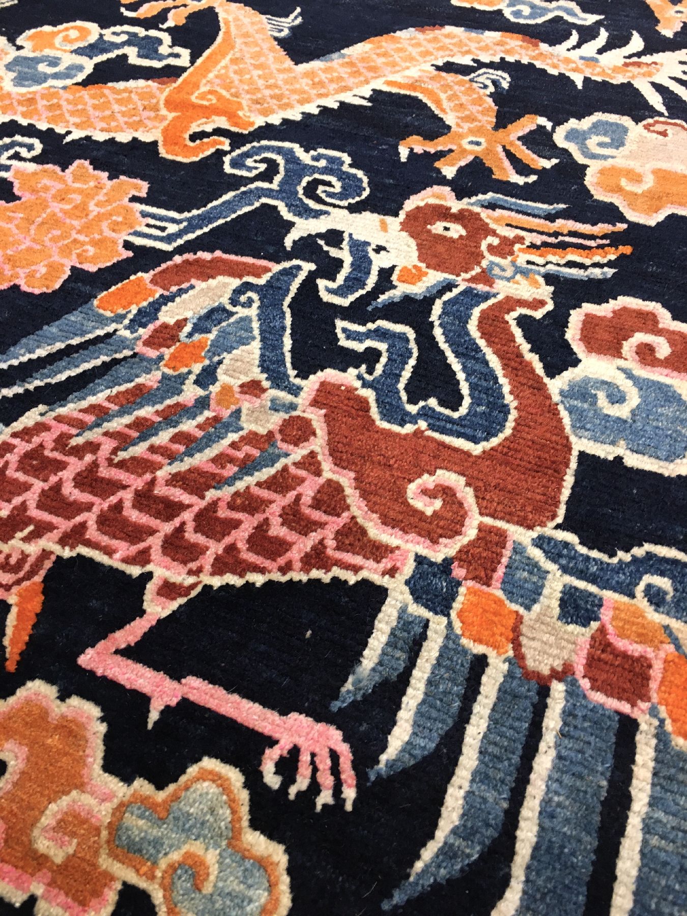Detail d: Schigatse "Khaden" alt (Drachen & Phönyx), Südtibet, um 1920, Wolle geknüpft auf Wolle. Dekorativer Zeremonialteppich der Tibeter mit ...