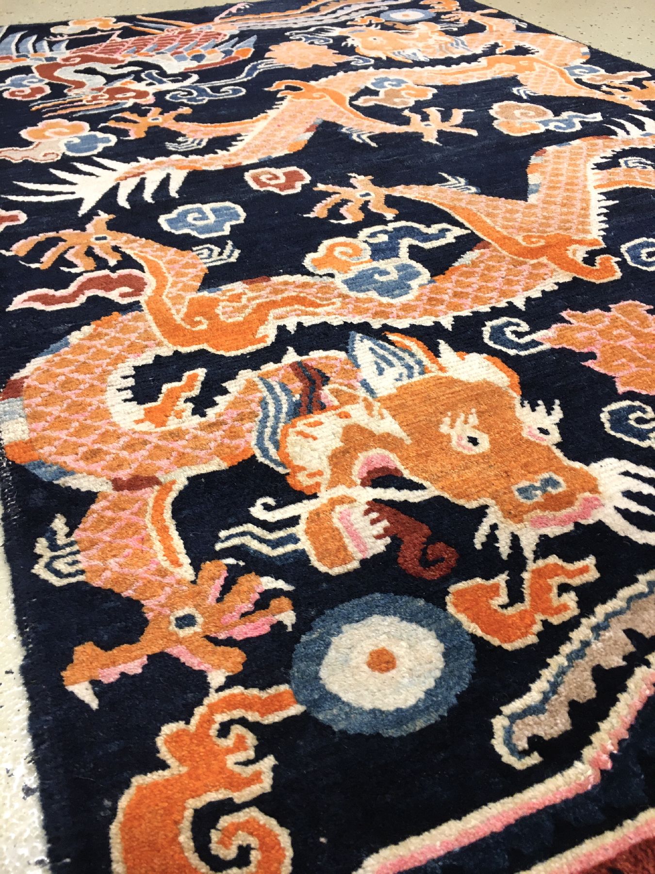 Detail e: Schigatse "Khaden" alt (Drachen & Phönyx), Südtibet, um 1920, Wolle geknüpft auf Wolle. Dekorativer Zeremonialteppich der Tibeter mit ...