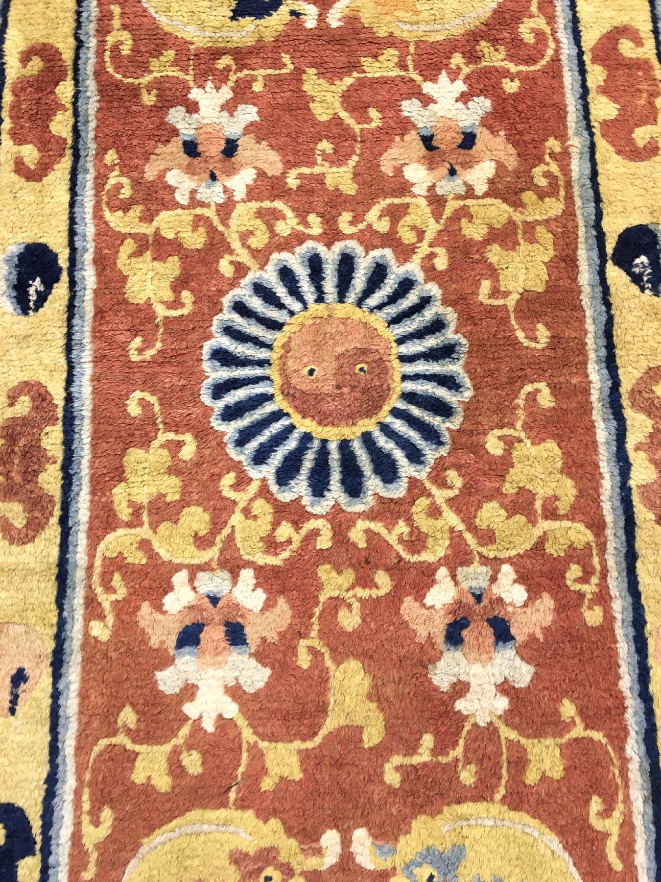 Detail c: Ning-Hsia "Galerie" antik (Fo Hunde mit Ying & Yang), Westchina, 19.Jhd., Wolle geknüpft auf Baumwolle. Seltene Galerie aus Westchina ...