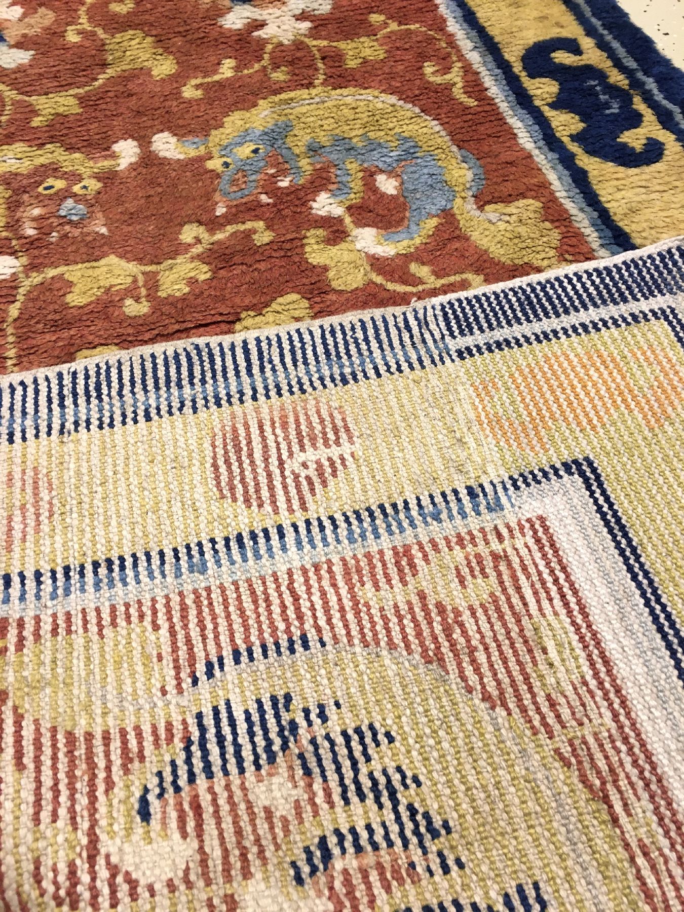 Detail g: Ning-Hsia "Galerie" antik (Fo Hunde mit Ying & Yang), Westchina, 19.Jhd., Wolle geknüpft auf Baumwolle. Seltene Galerie aus Westchina ...