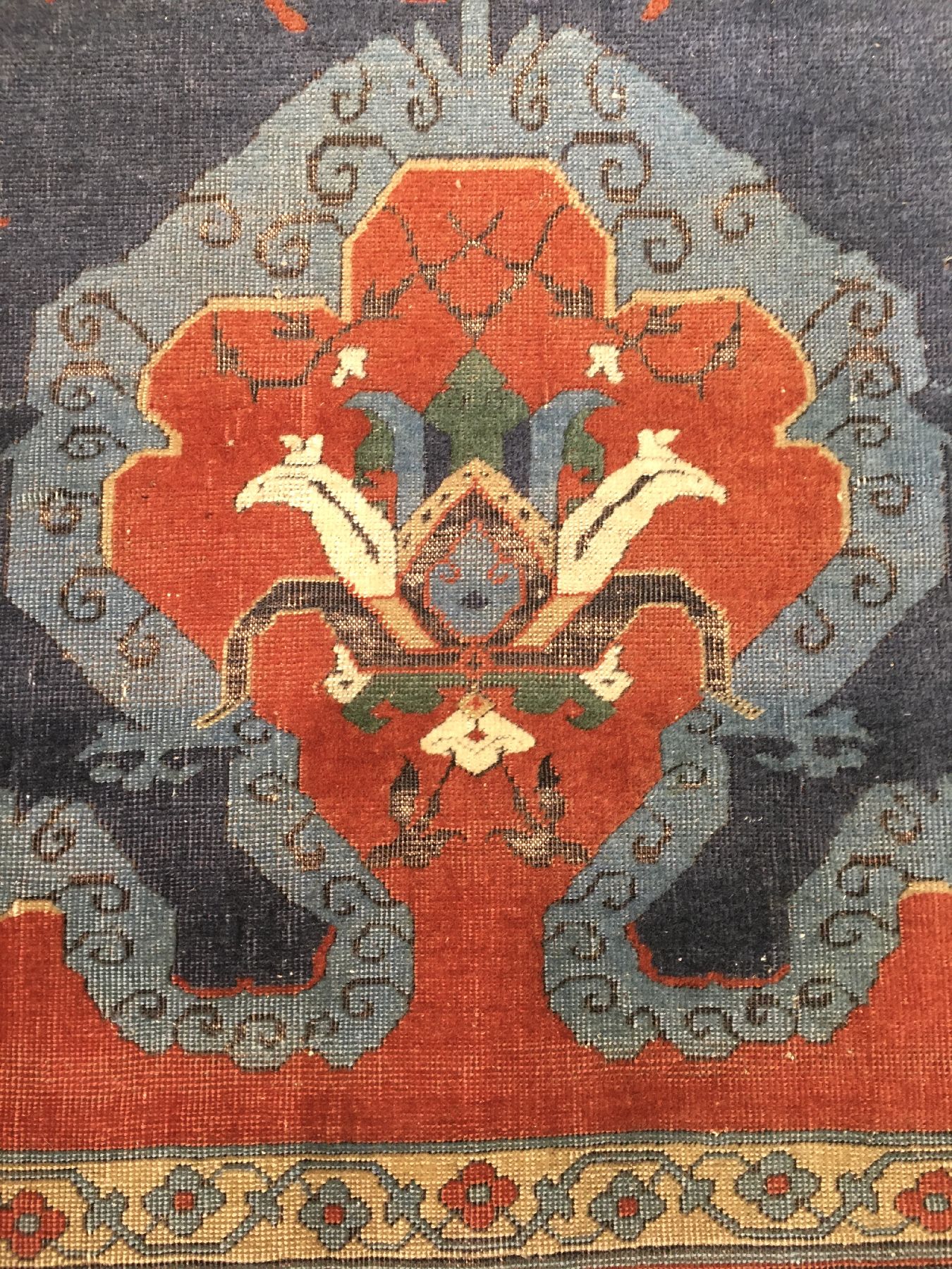 Detail e: "Theodor Tuduc" Uschak "Gebetsteppich" alt, Rumänien Bukarest, um 1925, Wolle geknüpft auf Wolle. Theodor Tuduc war zu seiner ...