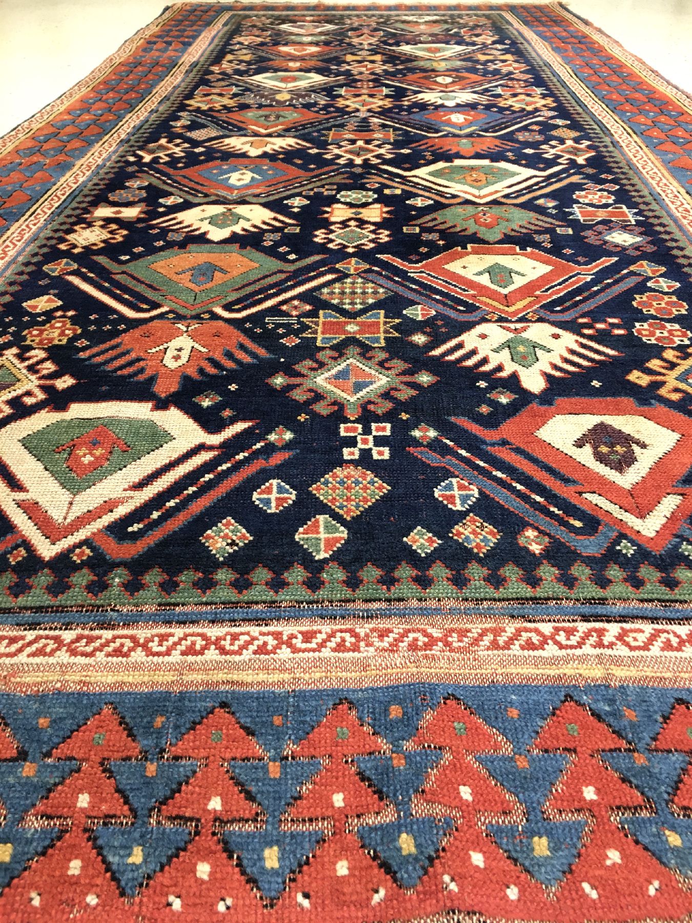 Detail b: Früher Seltener Kasak antik, Ostkaukasus, 1.Hälfte 19.Jhd., Wolle geknüpft auf Wolle. Früher Kaukase im sogenannten Long-Rug Format mit ...