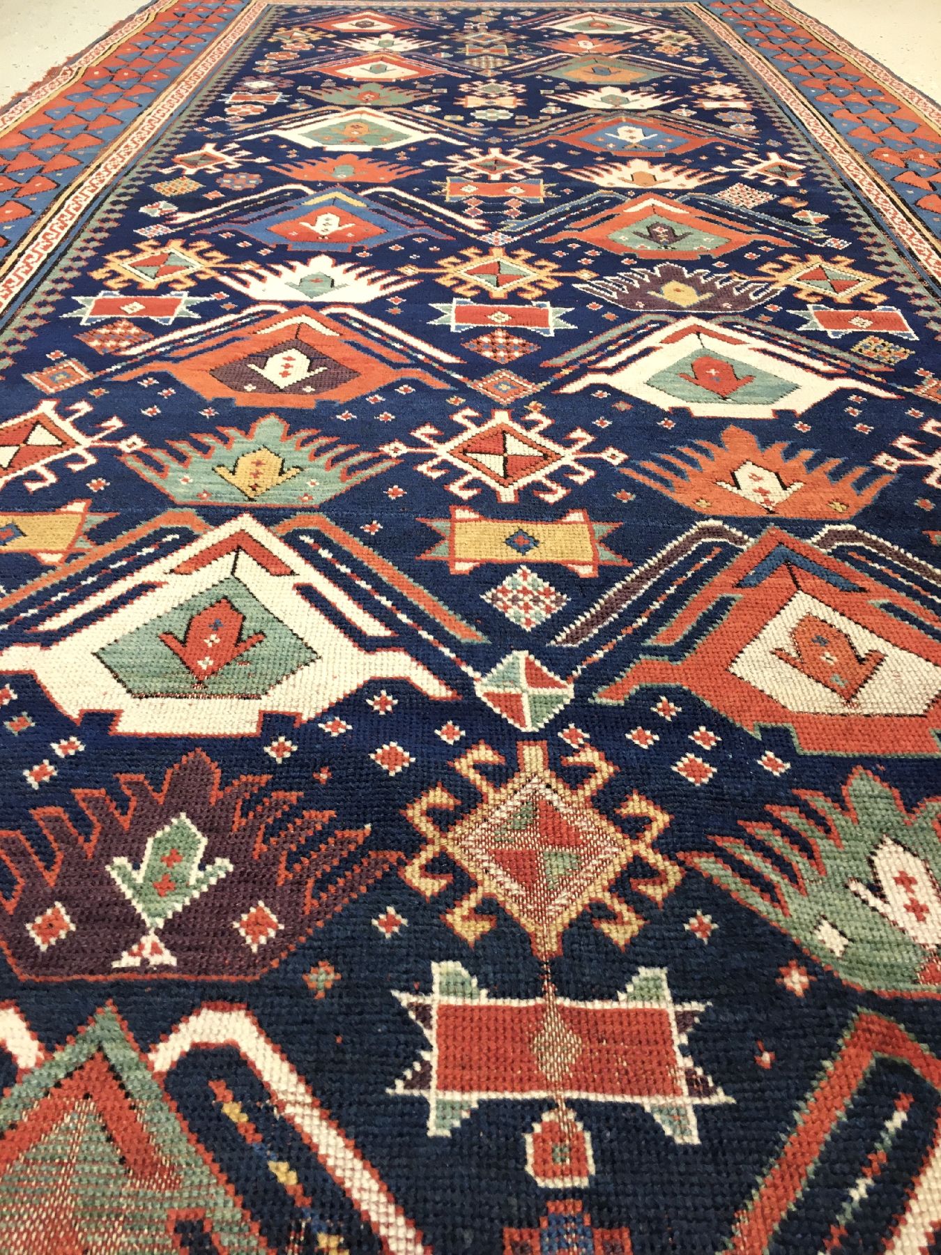 Detail d: Früher Seltener Kasak antik, Ostkaukasus, 1.Hälfte 19.Jhd., Wolle geknüpft auf Wolle. Früher Kaukase im sogenannten Long-Rug Format mit ...