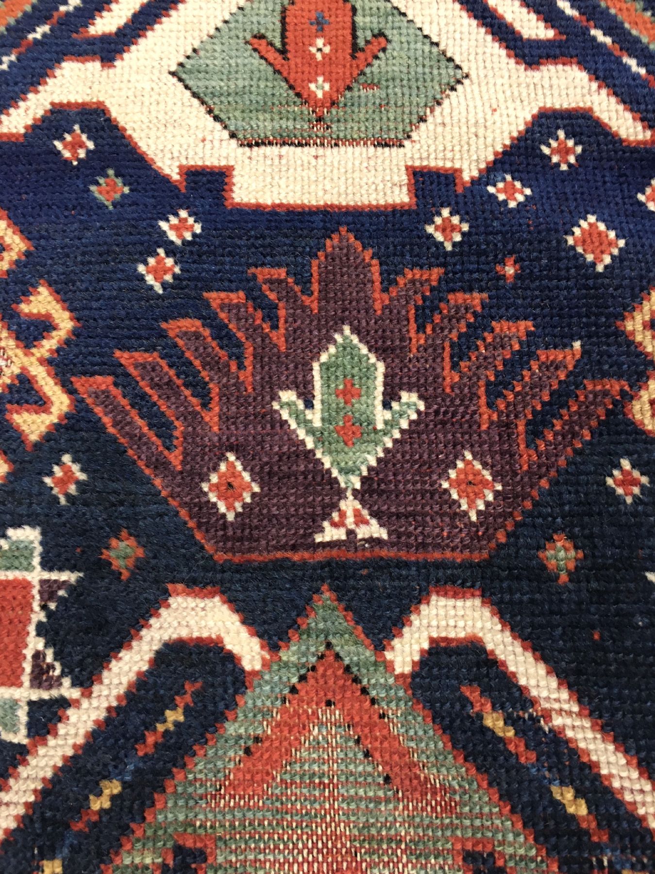 Detail e: Früher Seltener Kasak antik, Ostkaukasus, 1.Hälfte 19.Jhd., Wolle geknüpft auf Wolle. Früher Kaukase im sogenannten Long-Rug Format mit ...