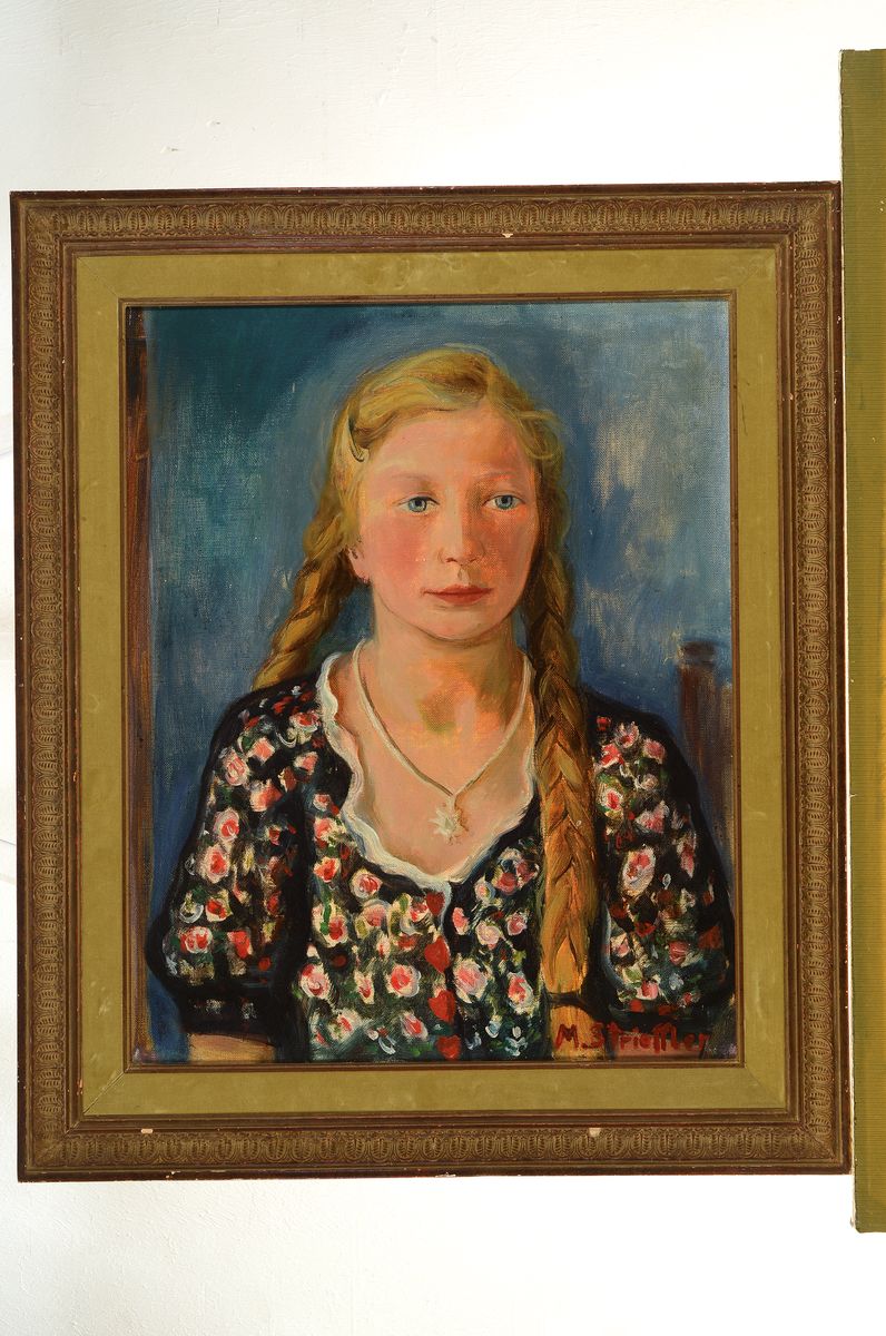 Detail k: Marie Strieffler, 1917-1987 Landau, Porträt eines Mädchens mit geflochtenen Zöpfen, Öl/Lwd, rechts unten signiert, ca. 52x42cm, R. ca. 66x55cm