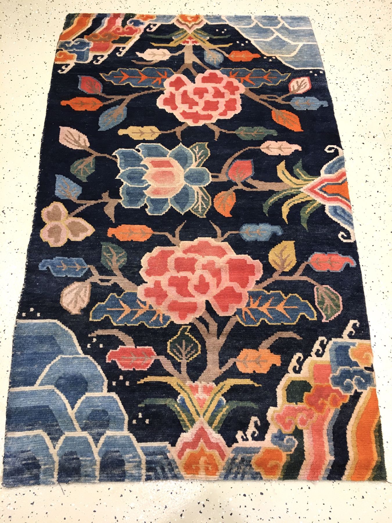 Detail a: Schigatse "Khaden" alt (Päonien), Südtibet, um 1920, Wolle geknüpft auf Wolle. Dekorativer tibetischer Schlafteppich mit indigoblauen ...