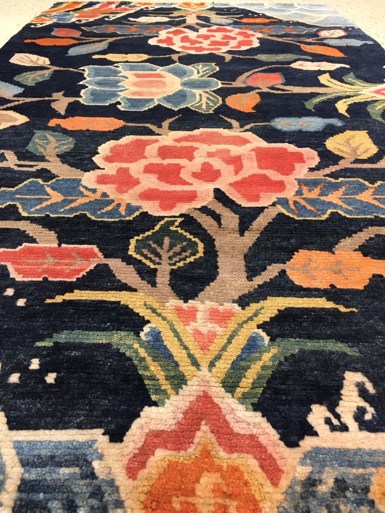 Detail b: Schigatse "Khaden" alt (Päonien), Südtibet, um 1920, Wolle geknüpft auf Wolle. Dekorativer tibetischer Schlafteppich mit indigoblauen ...