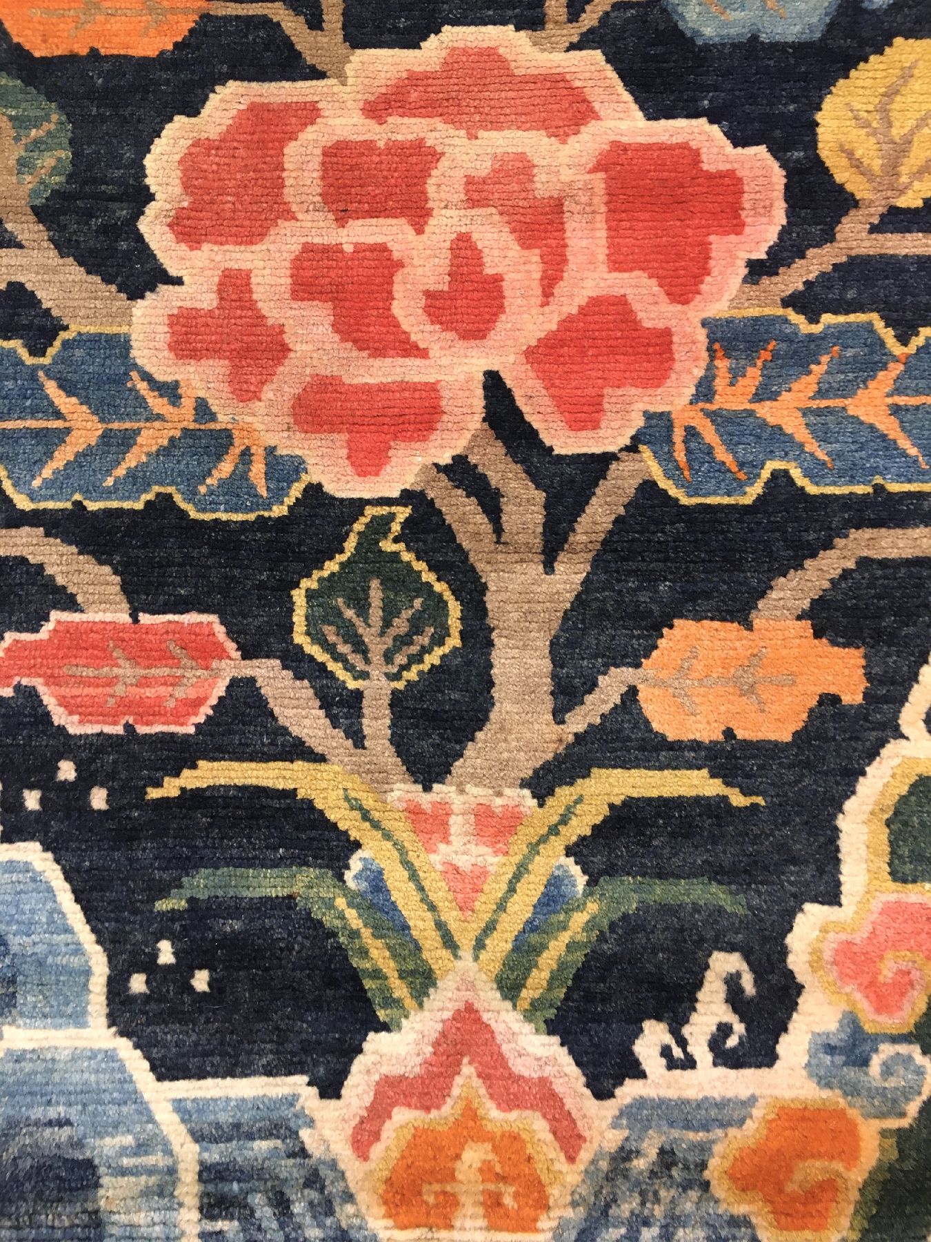 Detail c: Schigatse "Khaden" alt (Päonien), Südtibet, um 1920, Wolle geknüpft auf Wolle. Dekorativer tibetischer Schlafteppich mit indigoblauen ...