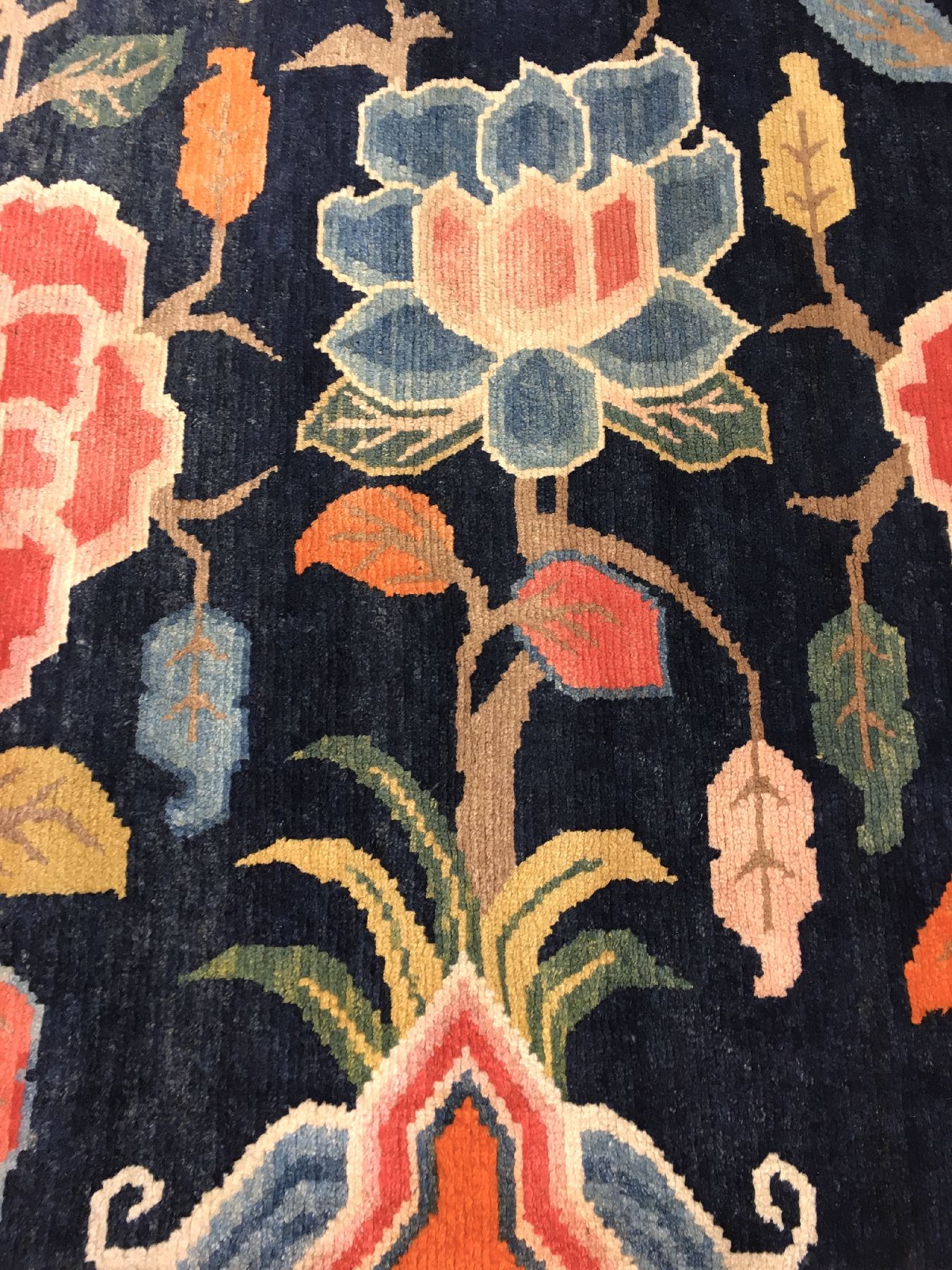 Detail d: Schigatse "Khaden" alt (Päonien), Südtibet, um 1920, Wolle geknüpft auf Wolle. Dekorativer tibetischer Schlafteppich mit indigoblauen ...