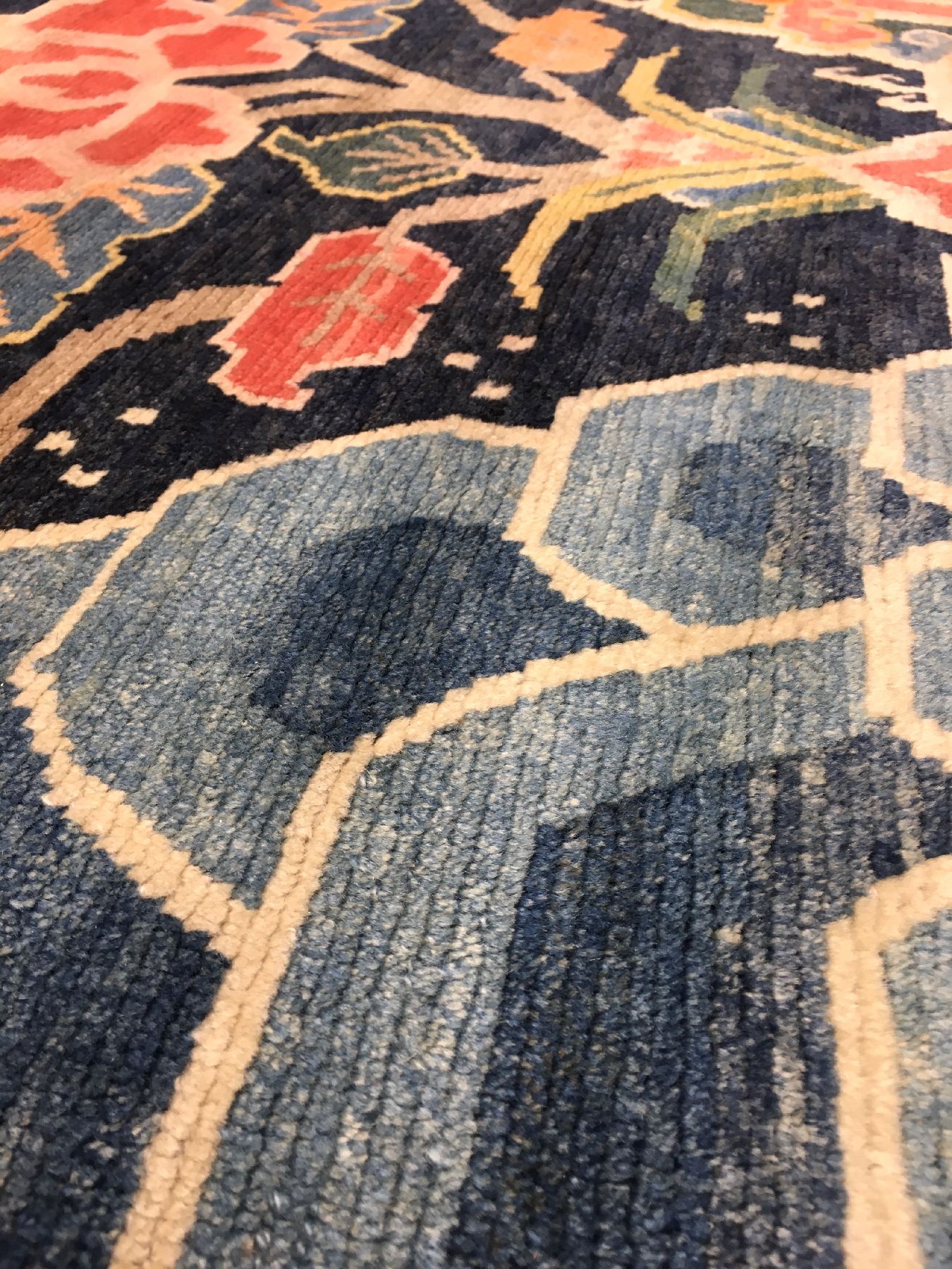 Detail f: Schigatse "Khaden" alt (Päonien), Südtibet, um 1920, Wolle geknüpft auf Wolle. Dekorativer tibetischer Schlafteppich mit indigoblauen ...