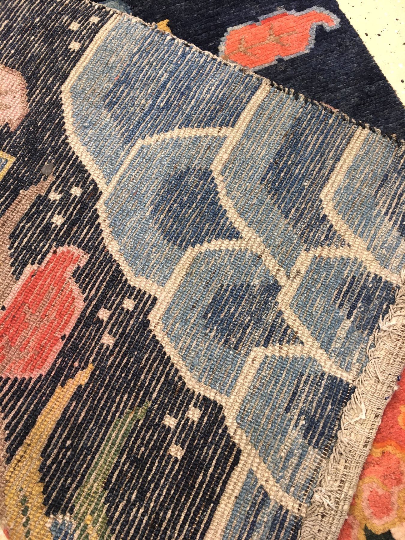 Detail g: Schigatse "Khaden" alt (Päonien), Südtibet, um 1920, Wolle geknüpft auf Wolle. Dekorativer tibetischer Schlafteppich mit indigoblauen ...