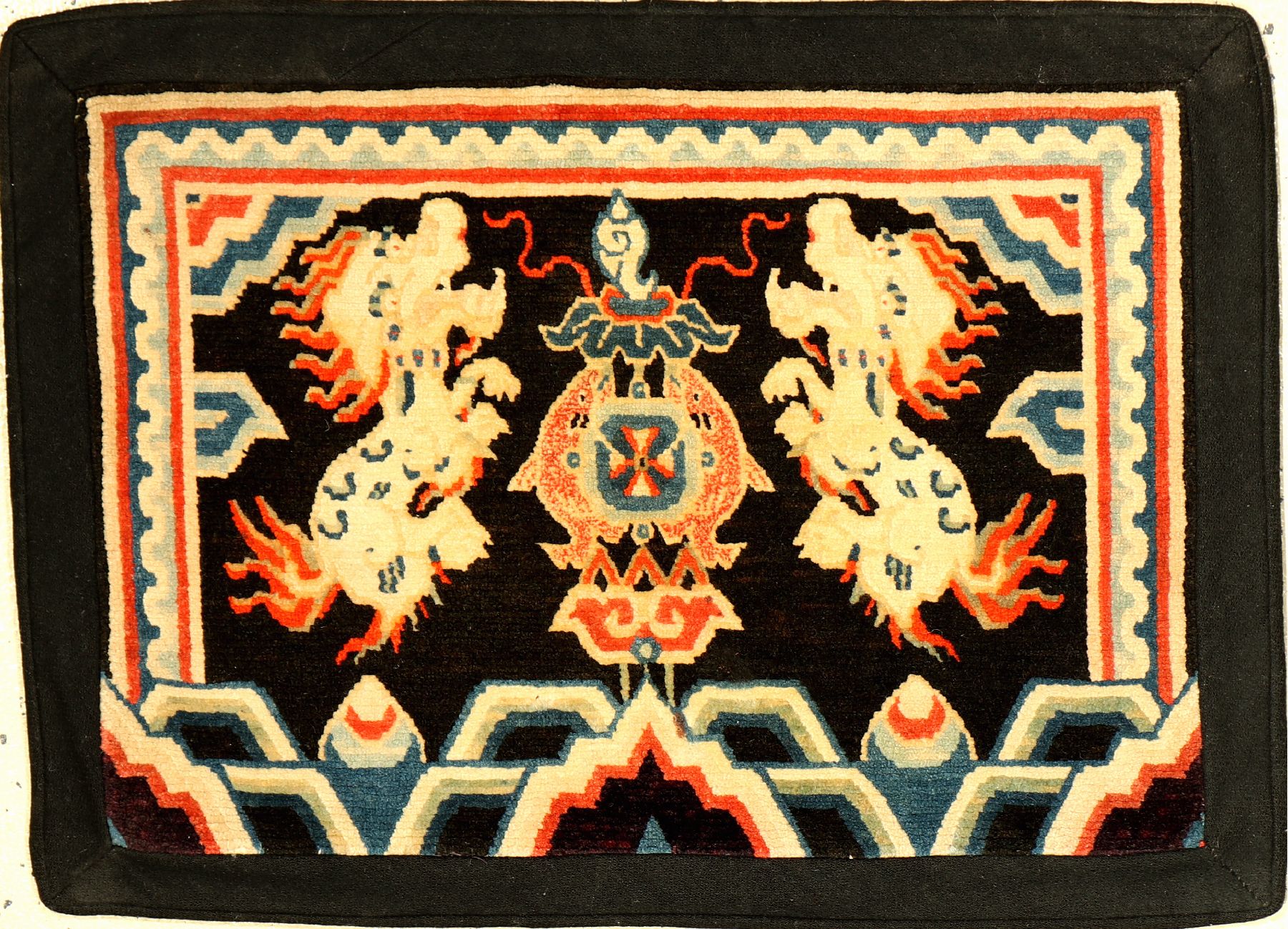 Schigatse "Goyul" alt (Schneelöwen), Südtibet, um 1920, Wolle geknüpft auf Wolle. Kopfkissen der tibeter mit Schneelöwen. Absolute ...