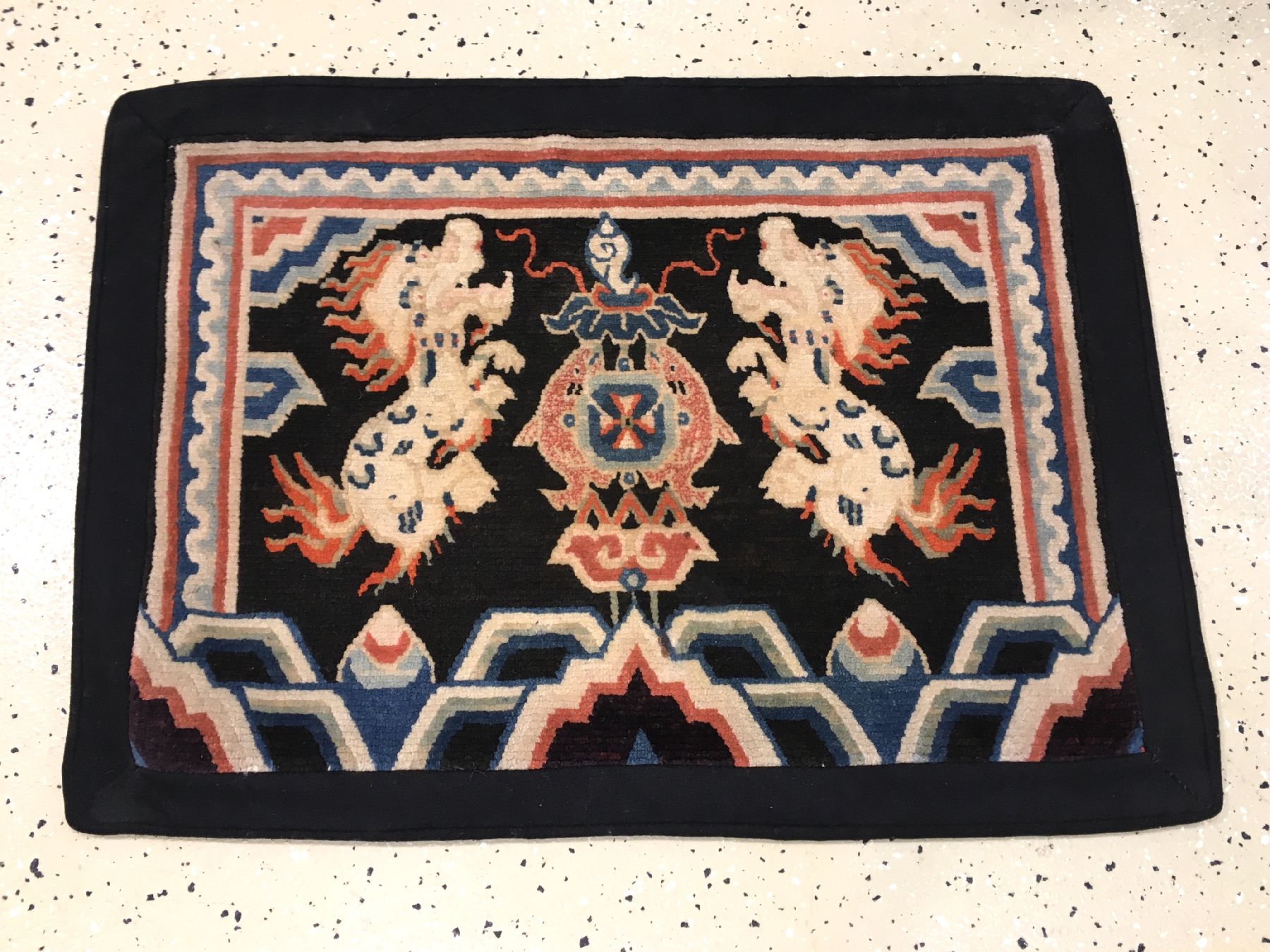 Detail a: Schigatse "Goyul" alt (Schneelöwen), Südtibet, um 1920, Wolle geknüpft auf Wolle. Kopfkissen der tibeter mit Schneelöwen. Absolute ...