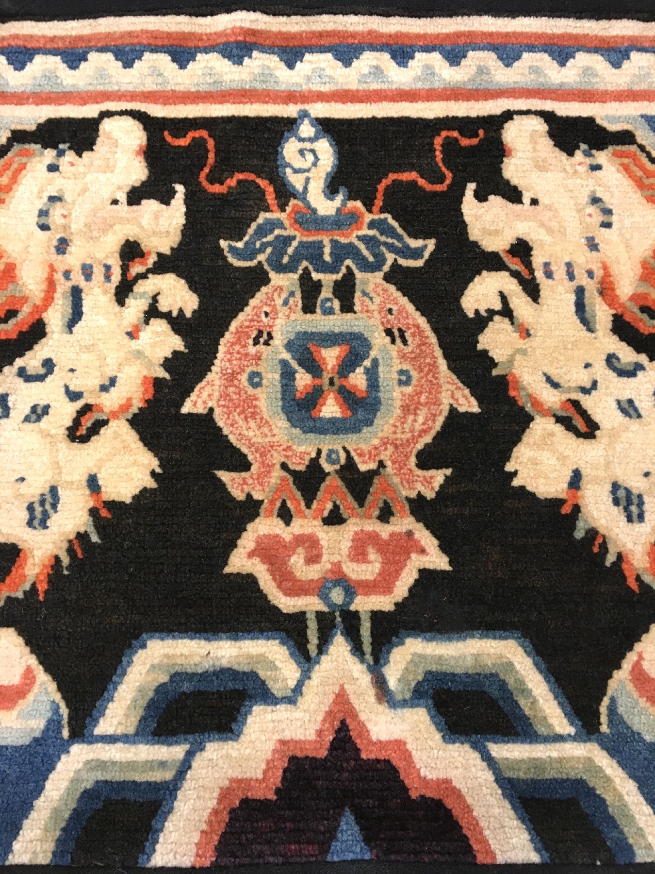 Detail b: Schigatse "Goyul" alt (Schneelöwen), Südtibet, um 1920, Wolle geknüpft auf Wolle. Kopfkissen der tibeter mit Schneelöwen. Absolute ...