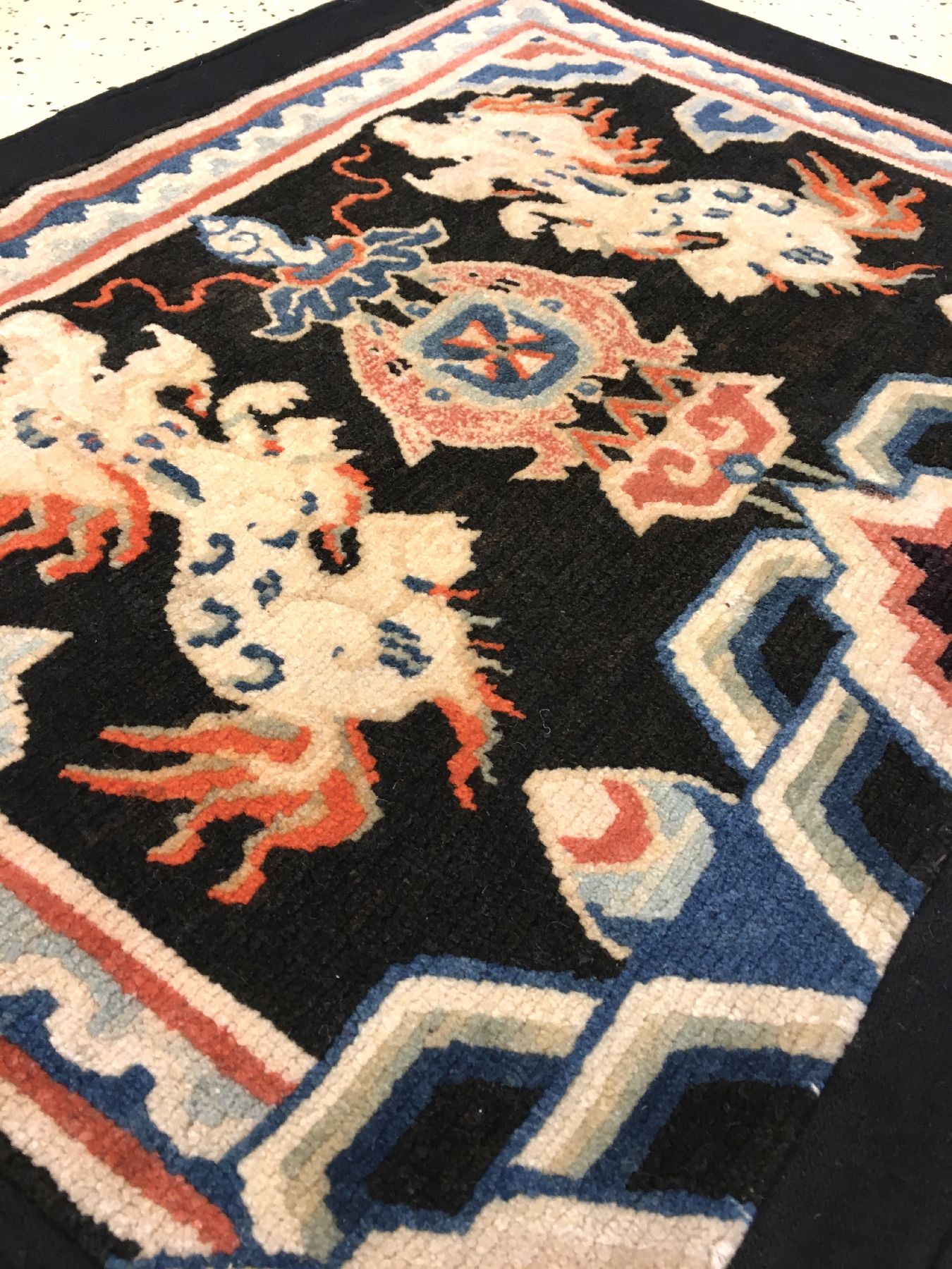 Detail c: Schigatse "Goyul" alt (Schneelöwen), Südtibet, um 1920, Wolle geknüpft auf Wolle. Kopfkissen der tibeter mit Schneelöwen. Absolute ...