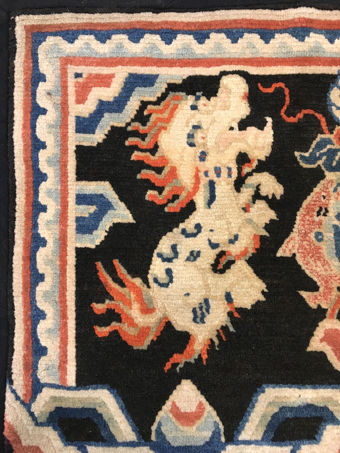 Detail e: Schigatse "Goyul" alt (Schneelöwen), Südtibet, um 1920, Wolle geknüpft auf Wolle. Kopfkissen der tibeter mit Schneelöwen. Absolute ...