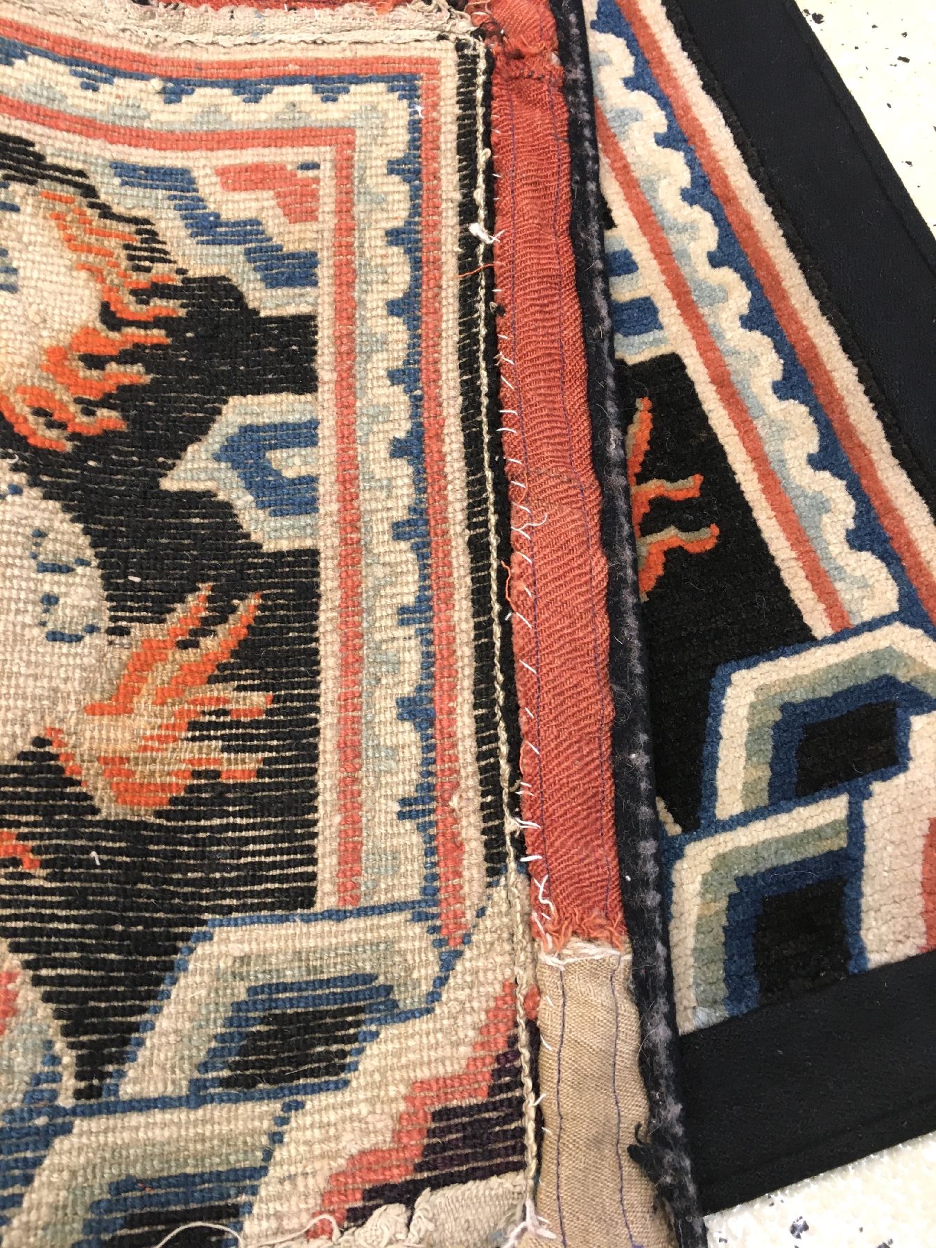 Detail f: Schigatse "Goyul" alt (Schneelöwen), Südtibet, um 1920, Wolle geknüpft auf Wolle. Kopfkissen der tibeter mit Schneelöwen. Absolute ...