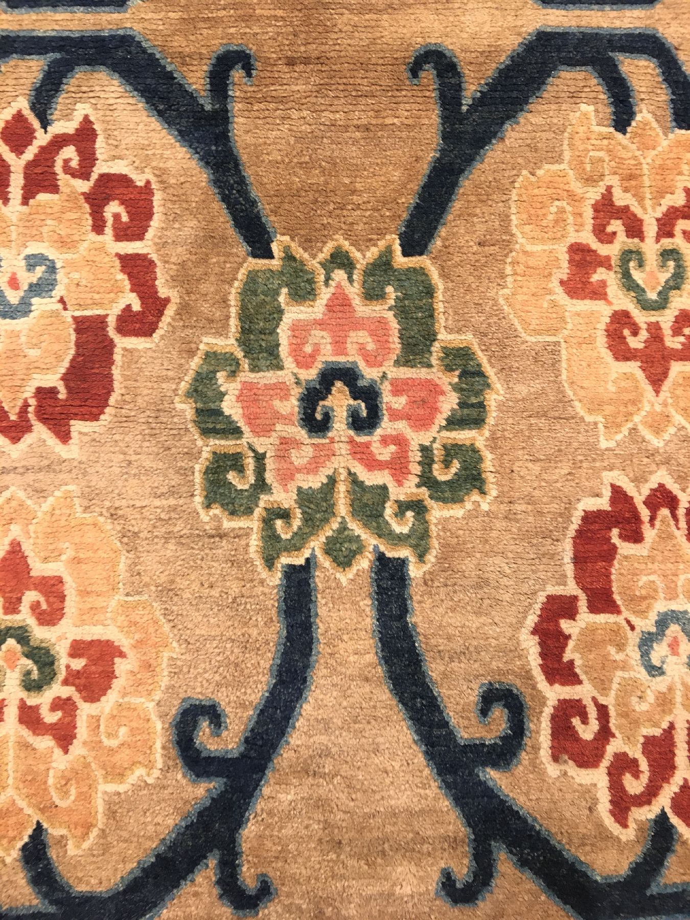Detail c: Kampa-Dzong "Khaden" antik (Lotus), Südtibet, um 1900, Wolle geknüpft auf Wolle. Seltener und hochdekorativer Schlafteppich der Tibeter ...