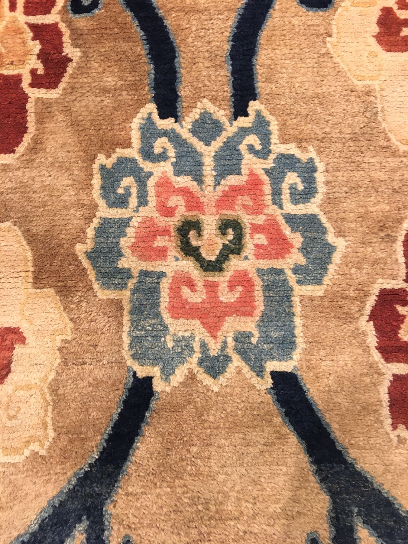 Detail d: Kampa-Dzong "Khaden" antik (Lotus), Südtibet, um 1900, Wolle geknüpft auf Wolle. Seltener und hochdekorativer Schlafteppich der Tibeter ...
