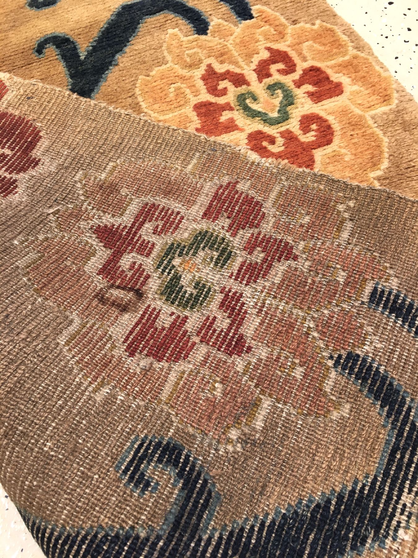 Detail g: Kampa-Dzong "Khaden" antik (Lotus), Südtibet, um 1900, Wolle geknüpft auf Wolle. Seltener und hochdekorativer Schlafteppich der Tibeter ...