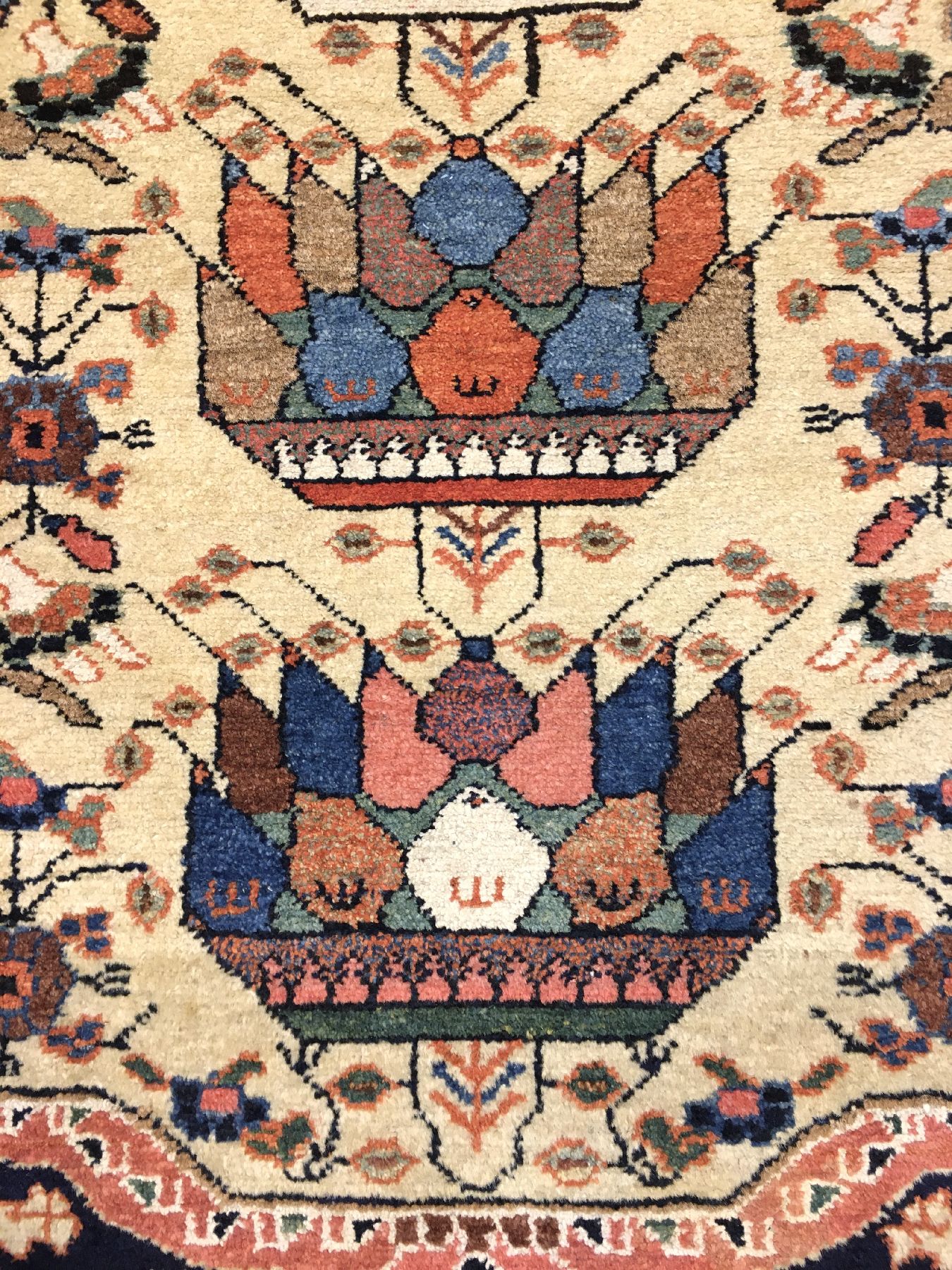 Detail c: Feiner Zarand-Saveh alt (Früchtekörbe), Nordpersien, um 1930, Wolle geknüpft auf Baumwolle. Seltener Saveh mit charakteristischen Früchtekorb ...