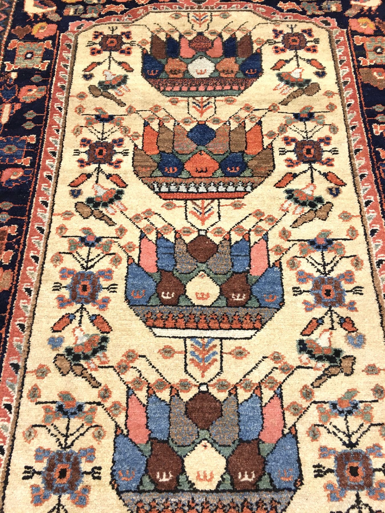 Detail d: Feiner Zarand-Saveh alt (Früchtekörbe), Nordpersien, um 1930, Wolle geknüpft auf Baumwolle. Seltener Saveh mit charakteristischen Früchtekorb ...