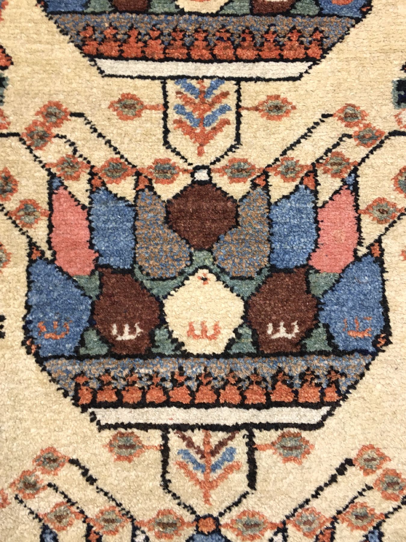 Detail f: Feiner Zarand-Saveh alt (Früchtekörbe), Nordpersien, um 1930, Wolle geknüpft auf Baumwolle. Seltener Saveh mit charakteristischen Früchtekorb ...