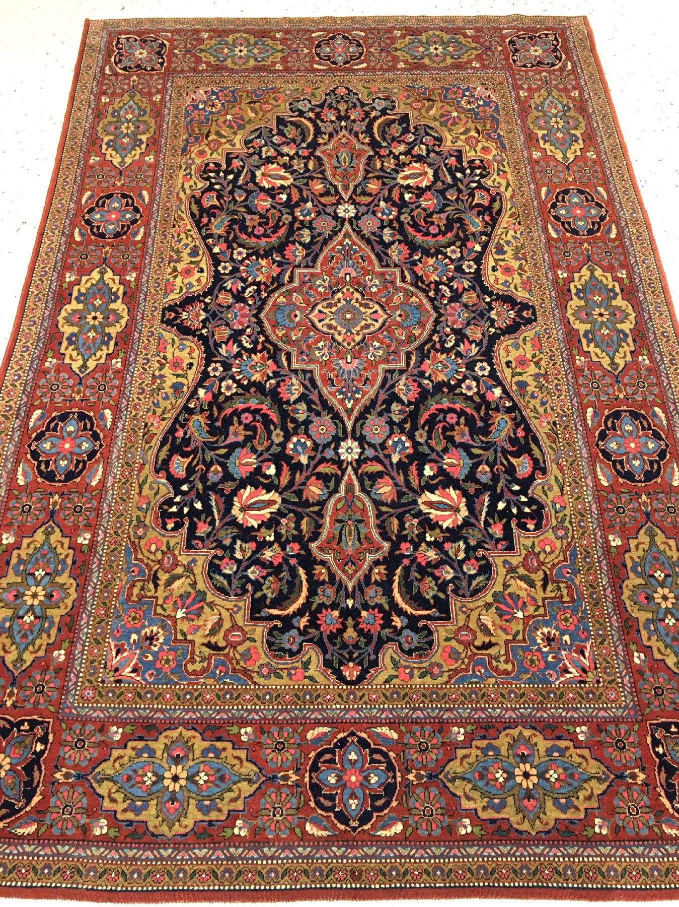 Detail a: Feiner Ghaswin antik, Zentralpersien, um 1900, Korkwolle geknüpft auf Baumwolle. Eleganter Knüpfteppich aus Ghaswin mit Medaillon Design und ...