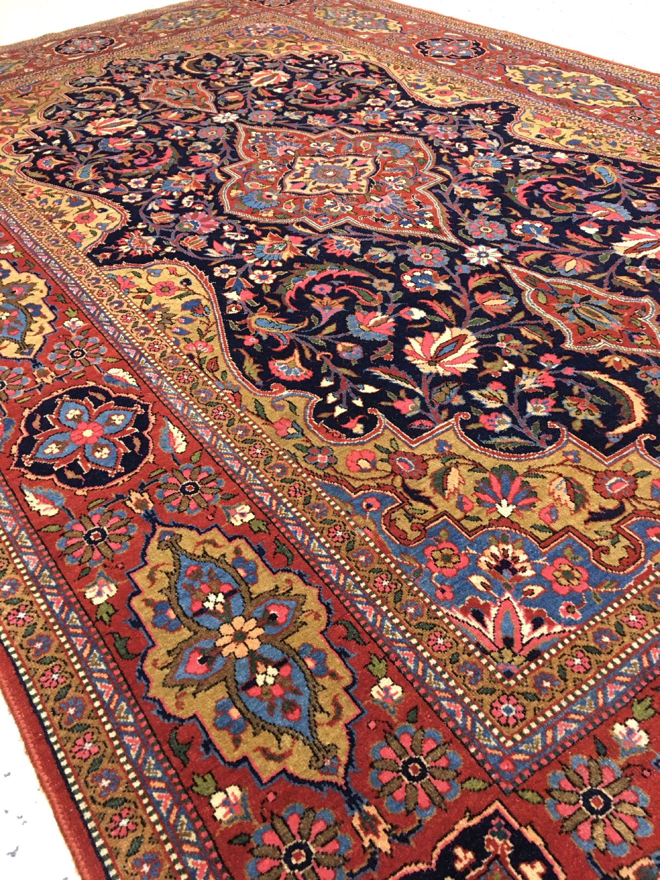 Detail b: Feiner Ghaswin antik, Zentralpersien, um 1900, Korkwolle geknüpft auf Baumwolle. Eleganter Knüpfteppich aus Ghaswin mit Medaillon Design und ...