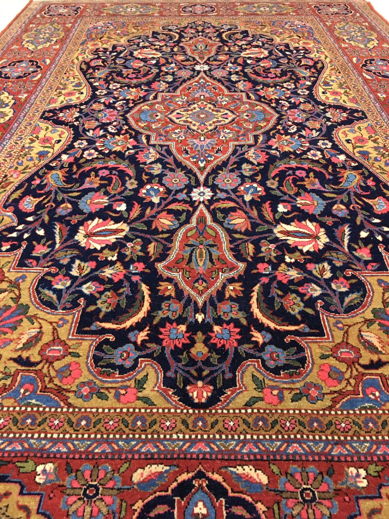 Detail c: Feiner Ghaswin antik, Zentralpersien, um 1900, Korkwolle geknüpft auf Baumwolle. Eleganter Knüpfteppich aus Ghaswin mit Medaillon Design und ...