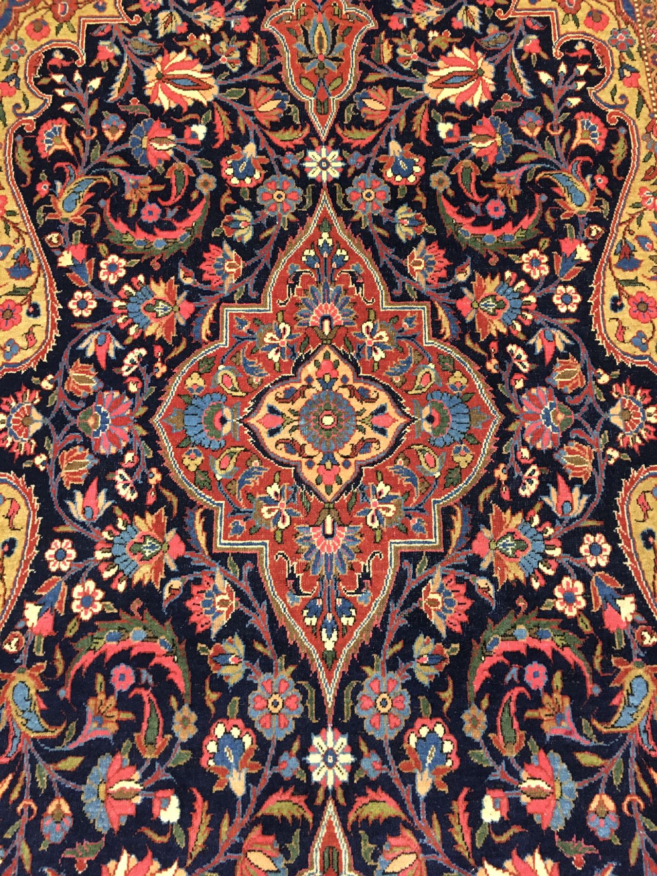 Detail d: Feiner Ghaswin antik, Zentralpersien, um 1900, Korkwolle geknüpft auf Baumwolle. Eleganter Knüpfteppich aus Ghaswin mit Medaillon Design und ...