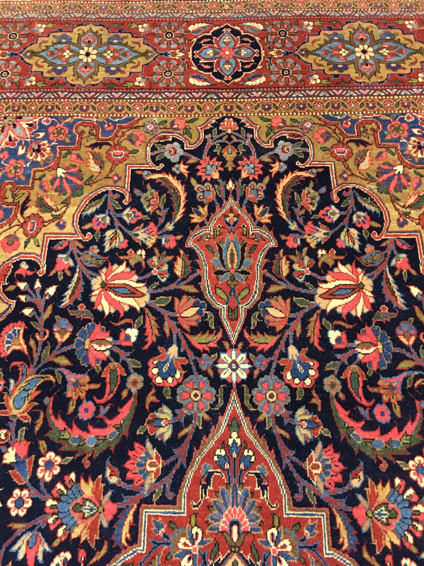 Detail e: Feiner Ghaswin antik, Zentralpersien, um 1900, Korkwolle geknüpft auf Baumwolle. Eleganter Knüpfteppich aus Ghaswin mit Medaillon Design und ...