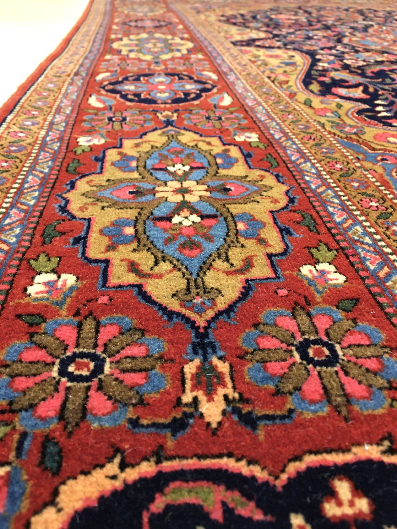 Detail g: Feiner Ghaswin antik, Zentralpersien, um 1900, Korkwolle geknüpft auf Baumwolle. Eleganter Knüpfteppich aus Ghaswin mit Medaillon Design und ...
