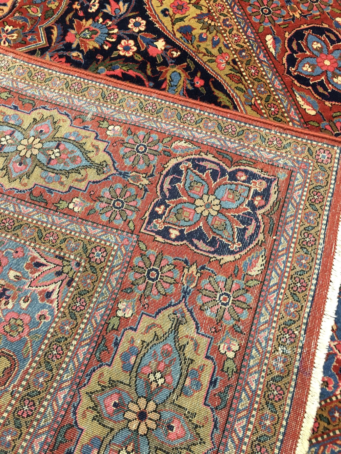 Detail h: Feiner Ghaswin antik, Zentralpersien, um 1900, Korkwolle geknüpft auf Baumwolle. Eleganter Knüpfteppich aus Ghaswin mit Medaillon Design und ...