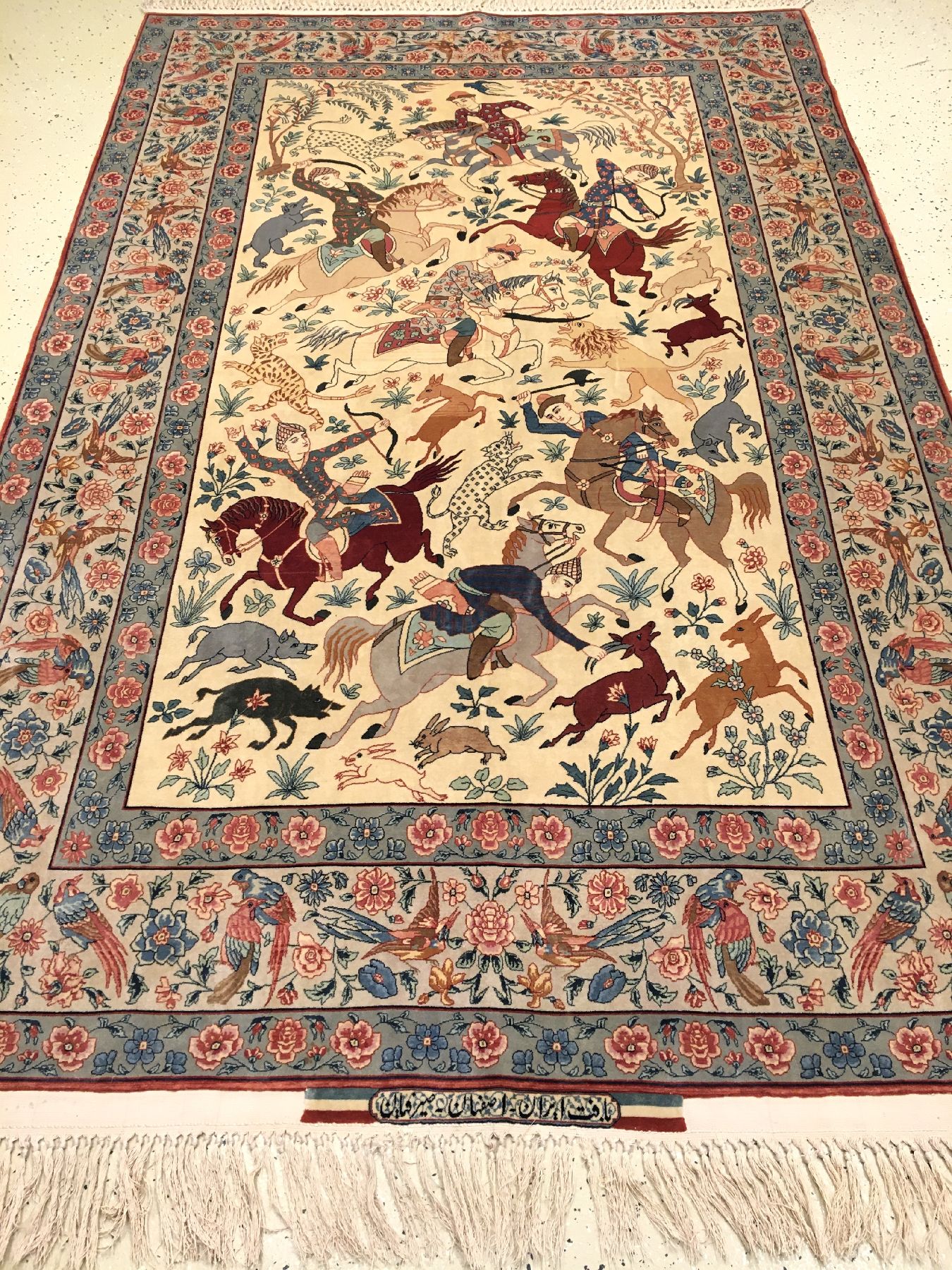 Detail a: Sehr feiner Esfahan "Seirafian" alt (The Hunting) "Signiert", Zentralpersien, um 1950, Korkwolle geknüpft auf Seidenkette. ...