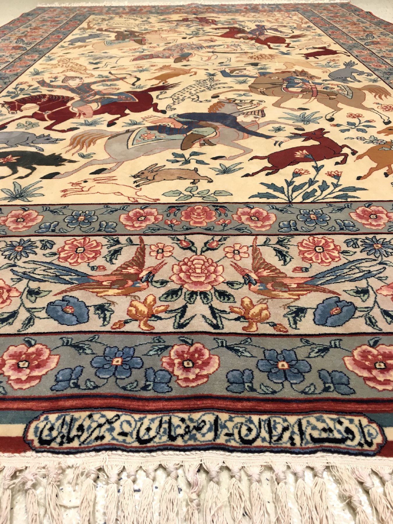 Detail b: Sehr feiner Esfahan "Seirafian" alt (The Hunting) "Signiert", Zentralpersien, um 1950, Korkwolle geknüpft auf Seidenkette. ...