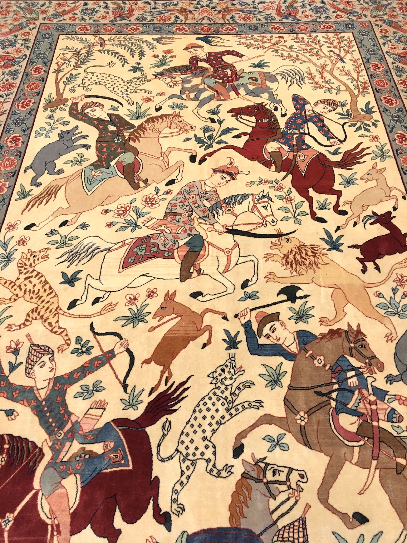 Detail d: Sehr feiner Esfahan "Seirafian" alt (The Hunting) "Signiert", Zentralpersien, um 1950, Korkwolle geknüpft auf Seidenkette. ...